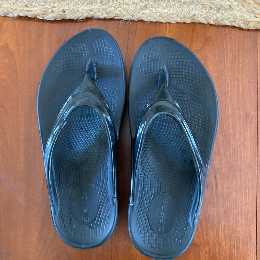 OOFOS Black Thong Sandals - Picture 3 of 7